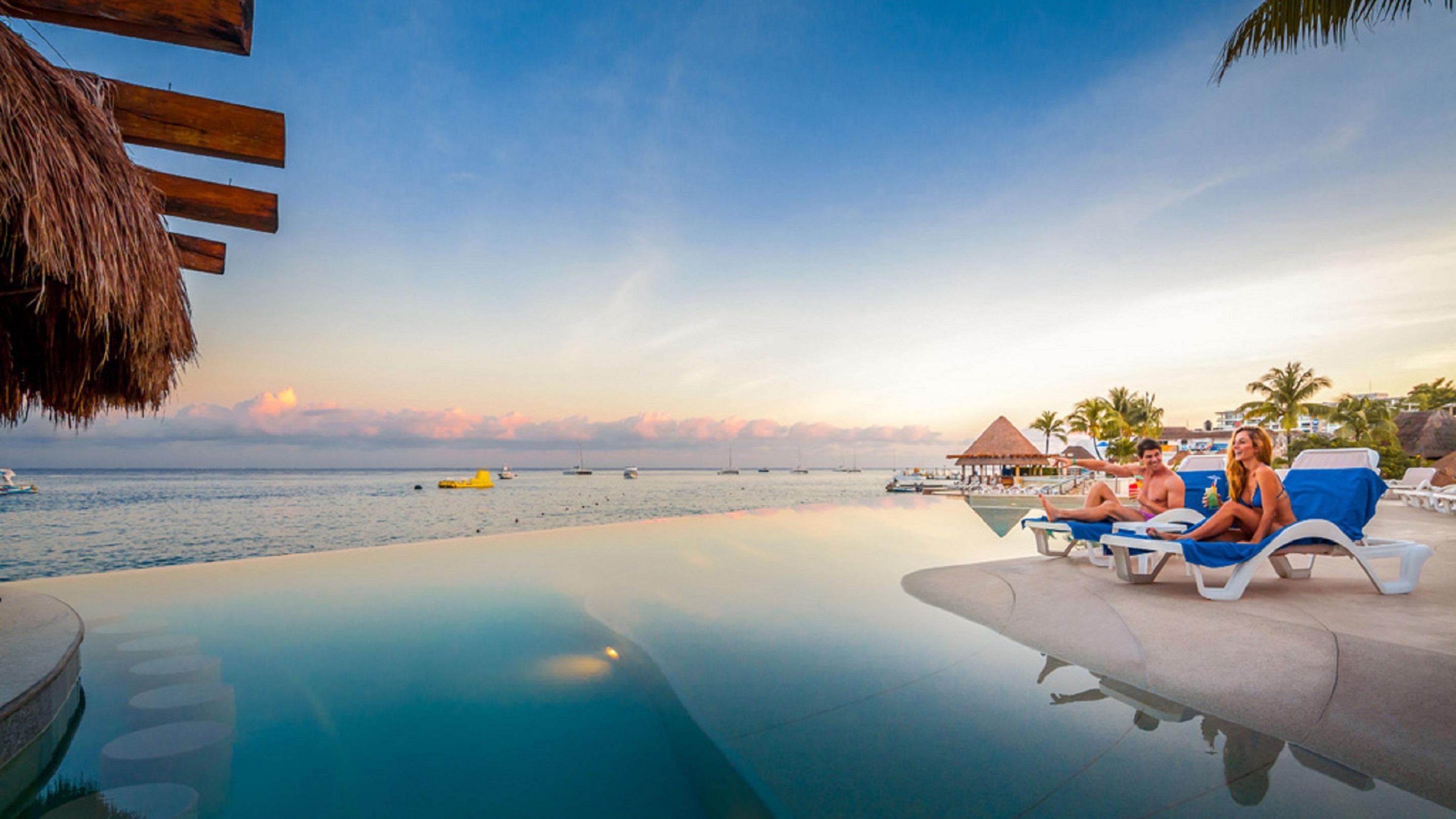 Hotel Grand Park Royal Cozumel Exterior foto Infinity pool at a resort in Cancun, Mexico